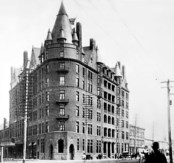 Canadian Northern Railway’s Manitoba Hotel before being destroyed by fire in 1899 04-337
