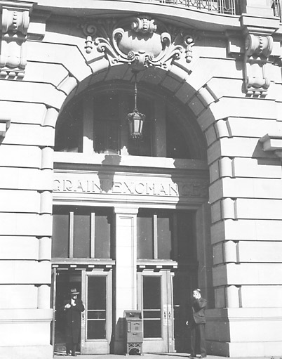  Grain Exchange front door‚ February 11‚ 1905 04-349